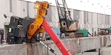 La grúa se inclinó en el puerto mientras realizaba tareas\u002E