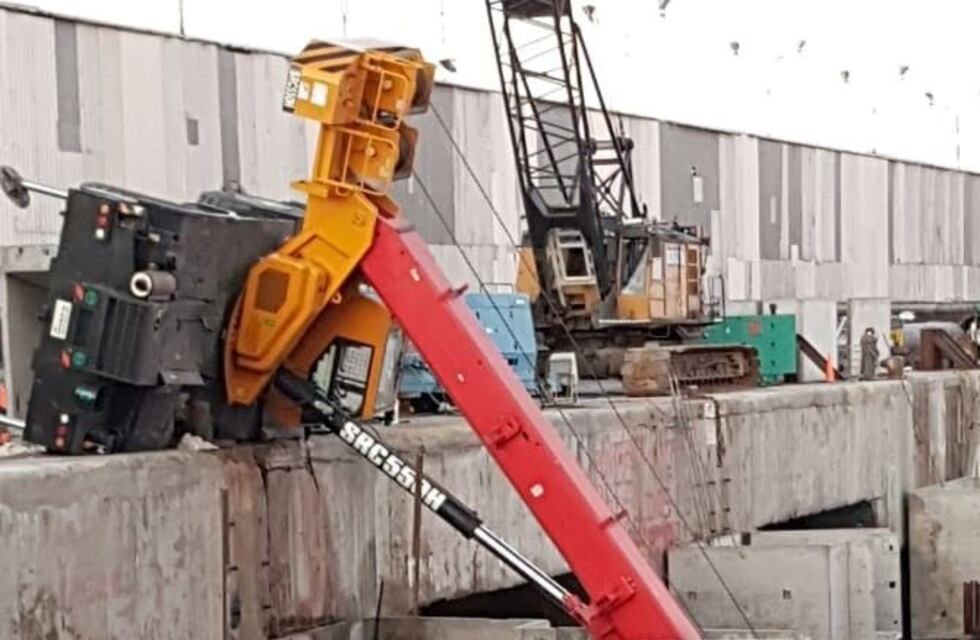 Una grúa volcó en el puerto de Madryn y tres operarios cayeron al agua