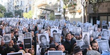 BAS01\u002E BUENOS AIRES (ARGENTINA), 18/07/2017\u002E- Representantes de la comunidad judía participan en una marcha por el aniversario 23 del ataque contra la Asociación de Mutuales Israelitas Argentinas (AMIA), hoy, martes 18 de julio de 2017, en Buenos Aires (Argentina)\u002E Representantes de la comunidad judía y de la sociedad civil argentina, autoridades políticas y familiares exigieron hoy el fin de la \