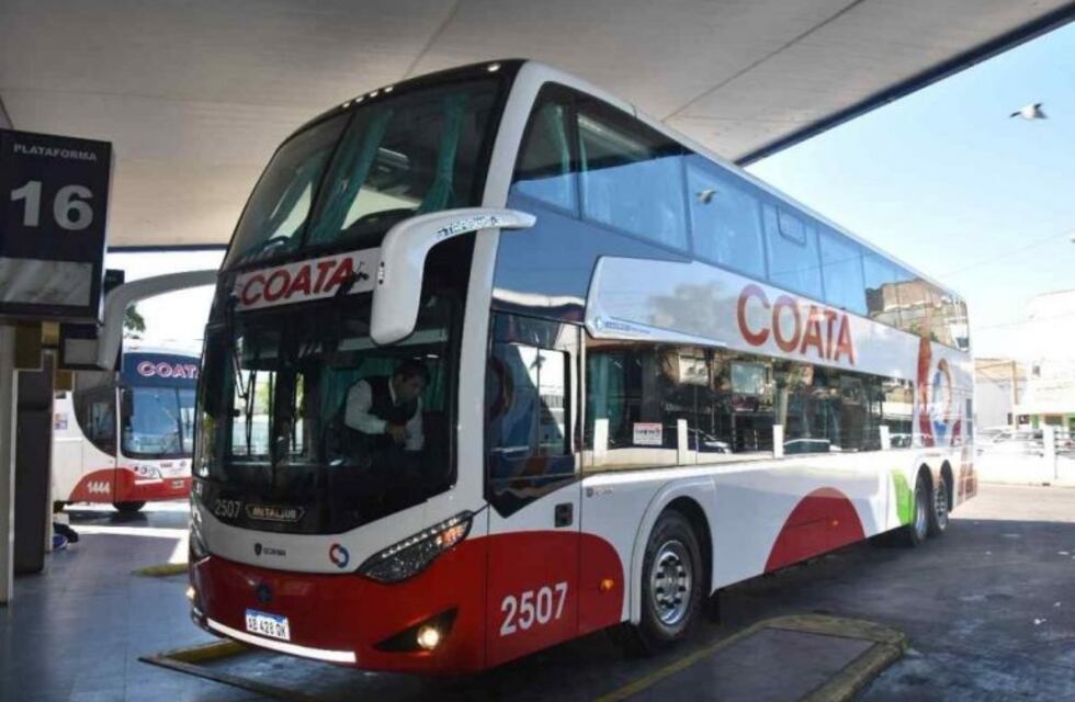 18 pasajeros de un colectivo fueron olvidados en medio de la ruta en Córdoba: “Una experiencia inimaginable”
