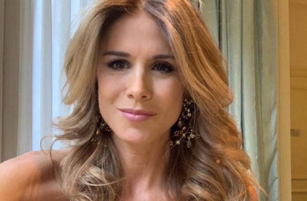 Flavia Palmiero enamoró a todos con una bikini animal print y la camisa abierta