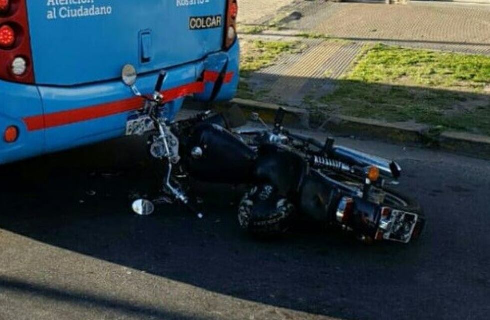 Motociclista resultó herido tras chocar de atrás a un colectivo detenido en un semáforo