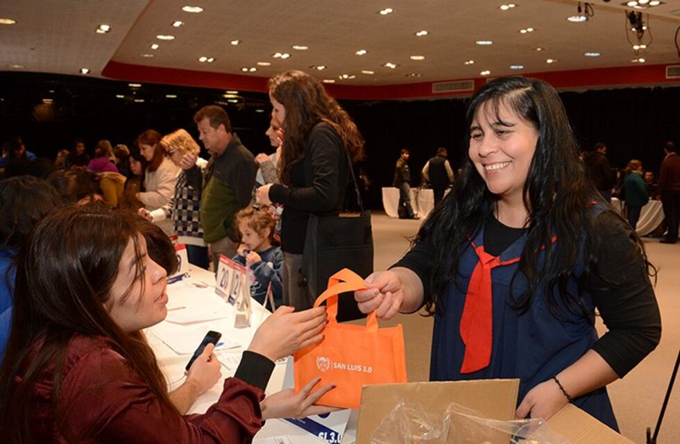 Casi 800 docentes puntanos recibieron su tablet