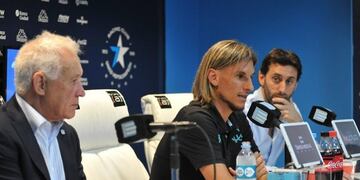 AME9074\u002E AVELLANEDA (ARGENTINA), 31/12/2019\u002E- Fotografía cedida este martes por Racing Club que muestra al entrenador Sebastián Beccacece (c), mientras habla durante su presentación oficial acompañado por el presidente del club, Víctor Blanco (i), y el mánager Diego Milito (d), en Avellaneda, Buenos Aires (Argentina)\u002E El Racing Club argentino presentó este martes al entrenador Sebastián Beccacece, que tiene el desafío de encarrilar al equipo en el tramo final de la Superliga y el comienzo de la Copa Libertadores\u002E El técnico llega al actual campeón del torneo argentino después de un breve paso por el más enconado rival de la 'Academia', Independiente, al que renunció hace dos meses por los decepcionantes resultados\u002E EFE/ Racing Club/ SOLO USO EDITORIAL /NO VENTAS