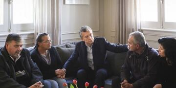 Macri recibió en Olivos a los padres de las policías Lourdes Espíndola y Tamara Ramírez\u002E (Twitter)