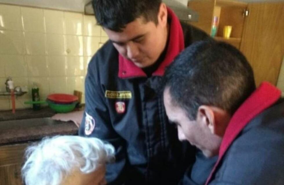 Bomberos puntanos rescataron a un no vidente y éste les tocó el piano