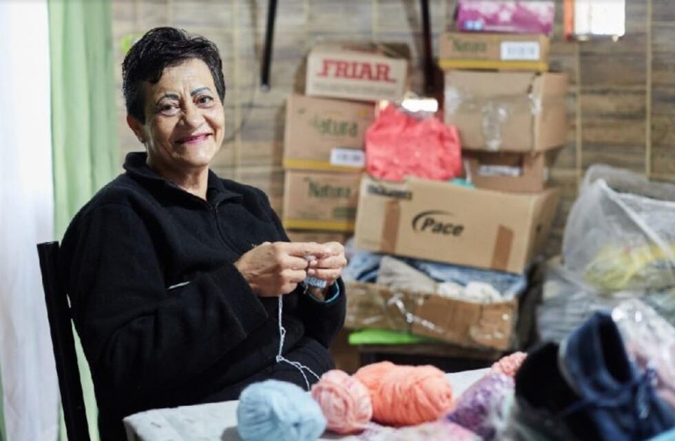 Bety, la vecina lasherina que teje para una campaña solidaria