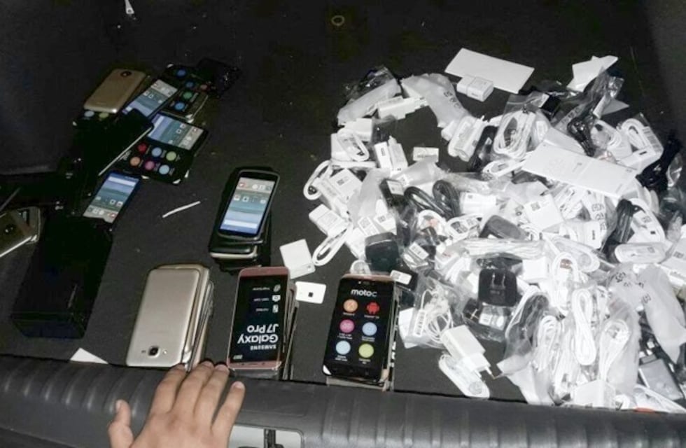 Detuvieron a un hombre que intentó contrabandear 93 celulares