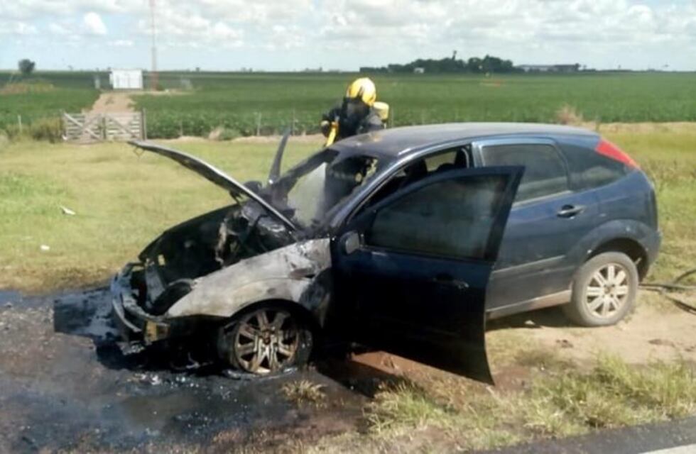 Se incendió un auto en Avenida Las Colonias de Marcos Juárez