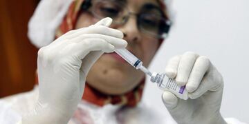 Imagen archivo\u002E Una asistente médica sostiene una vacuna contra la H1N1\u002E REUTERS/Louafi Larbi\u002E