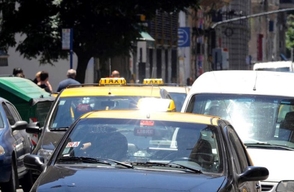 Taxis: el municipio promulga la suba de tarifas a cambio de más unidades para las Fiestas