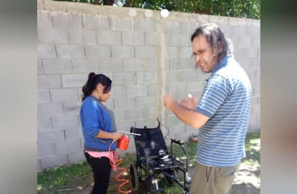 Alumnos secundarios remodelaron una silla de ruedas para una niña con hemiplejía
