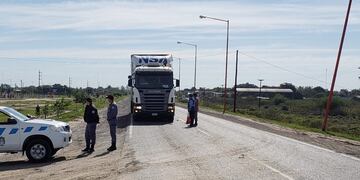 Los camiones que lleguen a la frontera deberán estacionar en una playa de estacionamiento