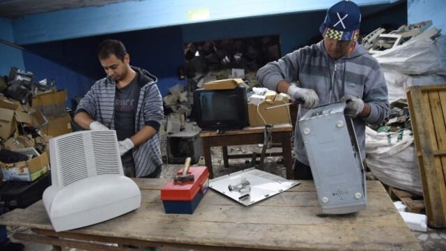 Recicladores residuos informu00e1ticos van camino a la empresa social