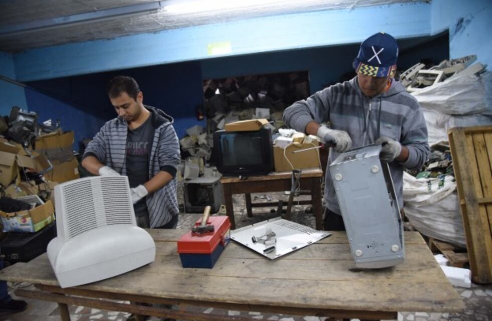 Recicladores de residuos informáticos van camino a formar una empresa social