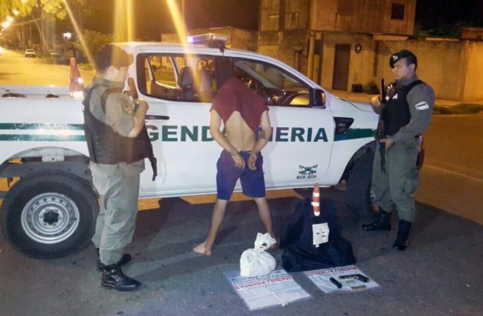 Gendarmería detuvo en el barrio Tablada a un joven armado que tenía cocaína y marihuana