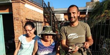 La lagarto que se encontró en Barranqueras fue cuidada por los vecinos hasta su rescate\u002E (facebook Fundación Refugio Salvaje)