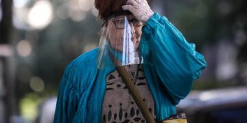 -FOTOGALERÍA- AME1356\u002E BUENOS AIRES (ARGENTINA), 15/04/2020\u002E- Una mujer usa una máscara improvisada, el 8 de abril de 2020, en Buenos Aires (Argentina)\u002E Ante la necesidad de usar tapabocas o mascarillas para evitar el contagio de coronavirus, y la escasez debido a la alta demanda, los ciudadanos han recurrido a la creatividad para suplir estos elementos básicos\u002E EFE/ Juan Ignacio Roncoroni