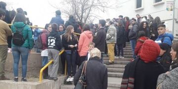 Hubo reunión en la rotonda de ingreso al predio para rezar el rosario en el lugar donde estaba la escultura religiosa en el ingreso a la UNCuyo\u002E