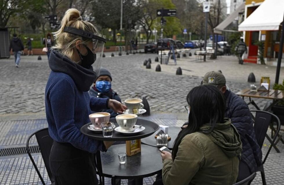 La Ciudad se defendió de las críticas por habilitar bares: "El espacio abierto es 20 veces más seguro que el cerrado"