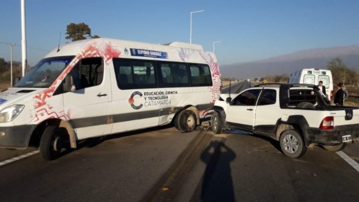 La trafic oficial habría girado en u y la camioneta la embistió\u002E