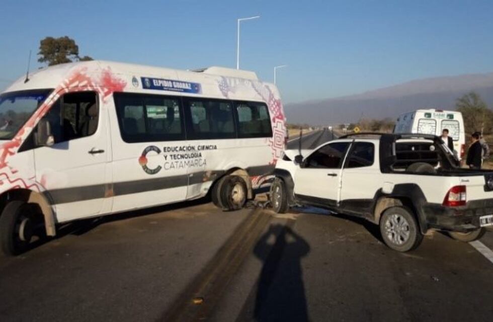 Siete heridos luego de una accidente entre una camioneta y un vehículo oficial