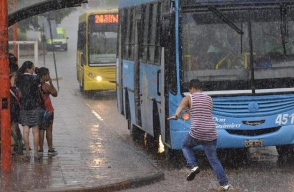 La temperatura bajó 20 grados con la llegada de un frente frío y lluvia