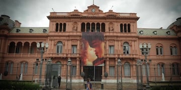 La Casa Rosada se sumó a la celebración de San Valentín con un banner de Romeo y Julieta\u002E (Federico López Claro)