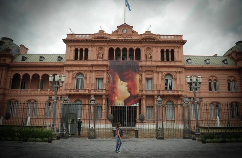La Casa Rosada se sumó a la celebración de San Valentín con un banner de Romeo y Julieta