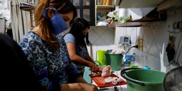 Gabriela Ramos, 29, chops chicken at a soup kitchen in the Villa 31 slum during the spread of the coronavirus disease (COVID-19), in Buenos Aires, Argentina May 8, 2020\u002E Picture taken May 8, 2020\u002E REUTERS/Agustin Marcarian