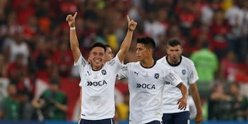 Argentina's Independiente Ezequiel Barco, left, is congratulated by teammate Maximiliano Meza after scoring from the penalty spot against Brazil's Flamengo during the Copa Sudamericana final championship soccer match at Maracana stadium in Rio de Janeiro, Brazil, Wednesday, Dec\u002E13, 2017\u002E (AP Photo/Silvia Izquierdo)