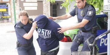 Así trasladaban a Alberto Maldonado, el chofer del micro que volcó en la ruta 2, tras declarar ante el fiscal de Chascomús\u002E (Clarín)