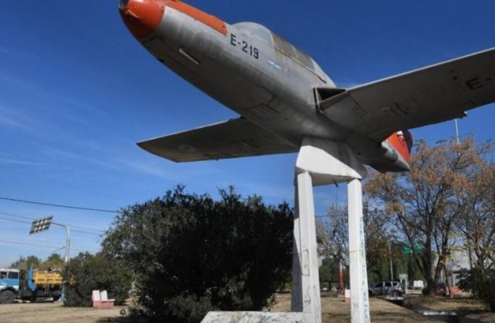 Restaurarán el avión de la rotonda