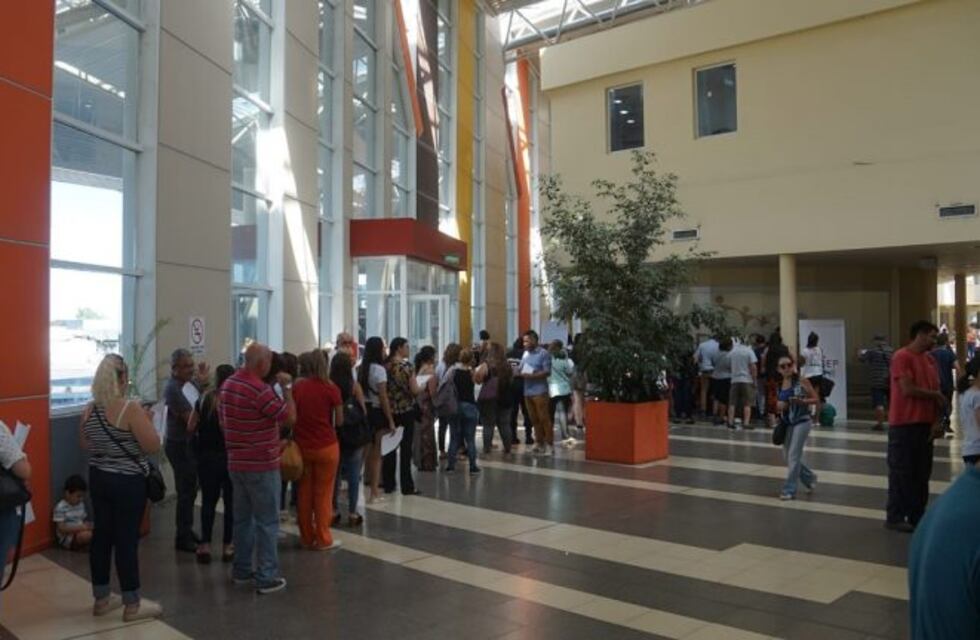 Largas colas por los paquetes turísticos de una Obra Social en San Luis