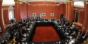 Reunión del ministro del Interior, Rogelio Frigerio, cuando se comprometió la devolución escalonada de del 15% de la Coparticipación Federal\u002E (DyN)
