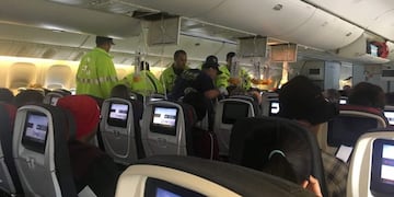 Emergency workers assist passengers of Air Canada AC 33 flight, which diverted to Hawaii after turbulence, at Honolulu airport, Hawaii, U\u002ES\u002E, July 11, 2019 in this image obtained from a social media\u002E Australian Band – Hurricane Fall via REUTERS ATTENTION EDITORS - THIS IMAGE HAS BEEN SUPPLIED BY A THIRD PARTY\u002E NO RESALES\u002E NO ARCHIVES\u002E MANDATORY CREDIT