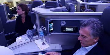 Mauricio Macri y Juliana Awada, en un avión comercial\u002E