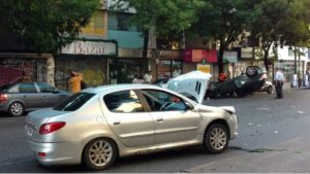 Choque y vuelco av. rivadavia