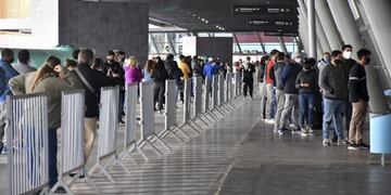 Largas filas para los testeos masivos en la Terminal\u002E Este sábado, se realizaron controles sanitarios\u002E