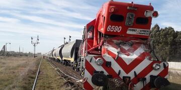 Fuerte choque entre un camión y un tren