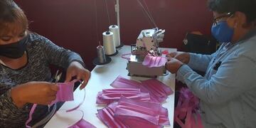 Confeccionan barbijos para abastecer a todo un pueblo en Salta