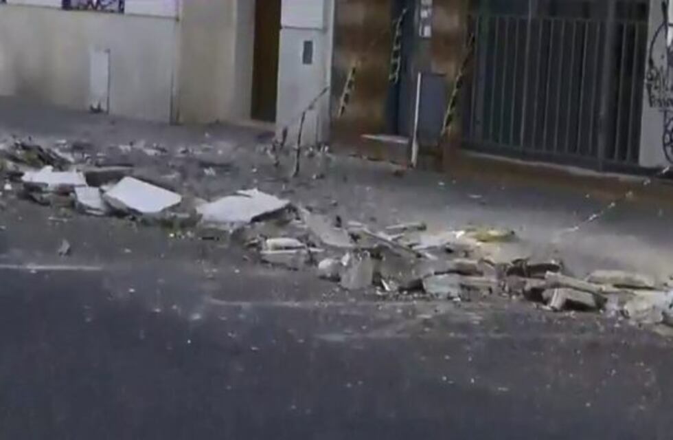 Derrumbe de mampostería y corte de tránsito en Roca al 300