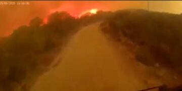 La lucha contra el fuego en primera persona\u002E (Foto: captura / video Facebook Bomberos Voluntarios La Falda)\u002E