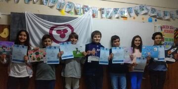 Francisco Ceccón, Candela Nieto, Renata Brega, Santiago Fornari, Agustín Manzo, Martino Pomar y Santino Benincá, con sus certificados (Prensa Pax Cultura)