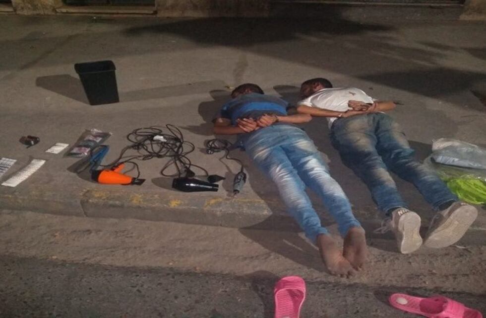 Dos sujetos fueron detenidos por robar en una peluquería