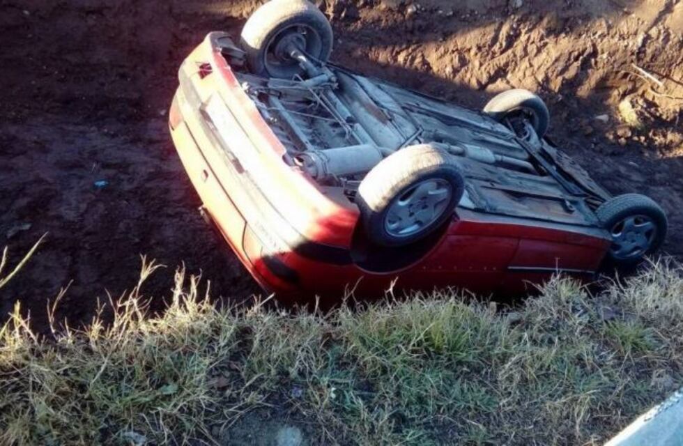 Cada uno estaciona como puede: ella fue a parar a un canal