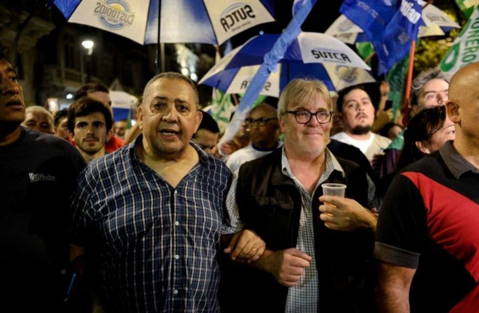 Luis D'Elía confundió una foto de la marcha opositora con la del 17 de Octubre y fue tendencia