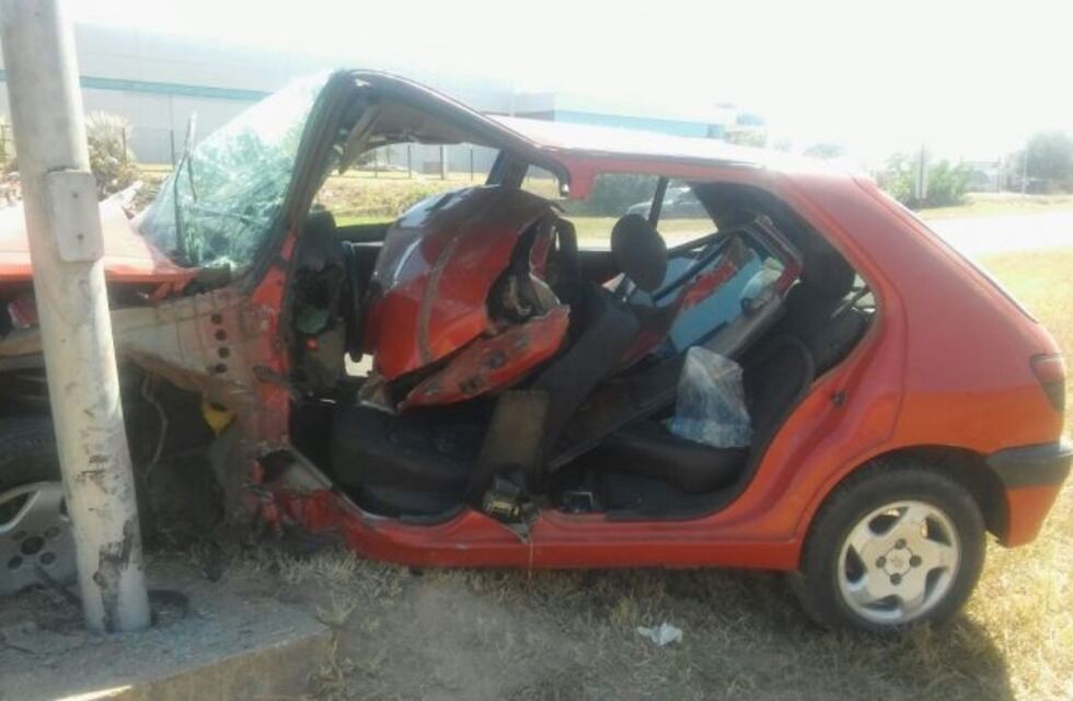 Perdió el control del auto y chocó contra un poste en Circunvalación