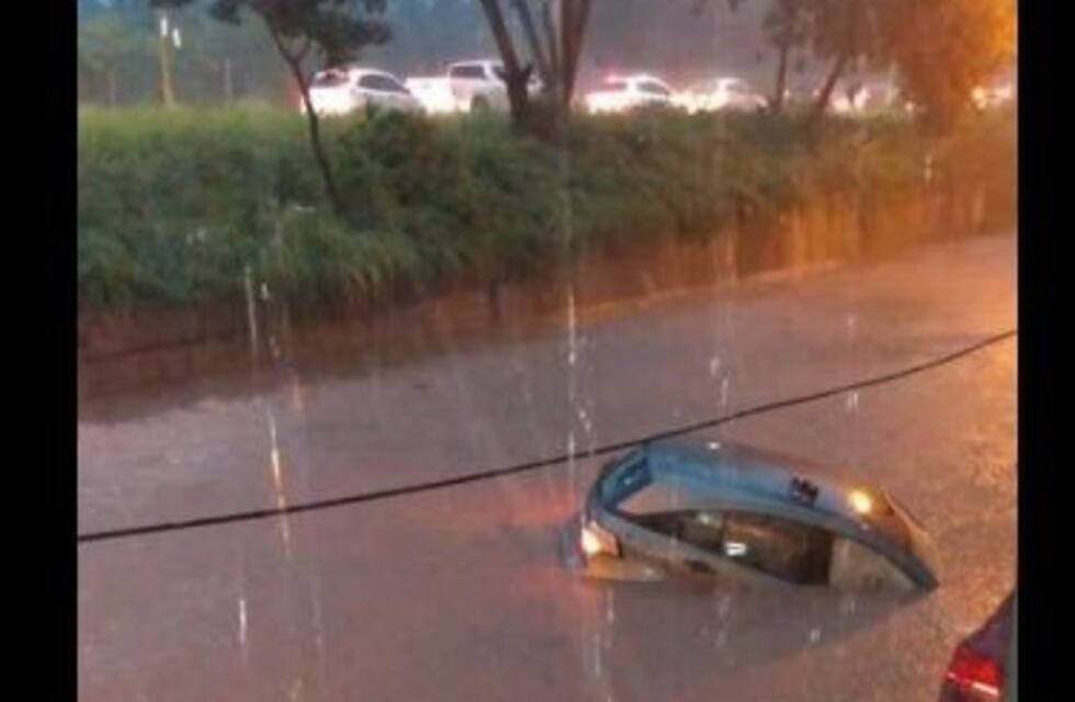 La fuerte tormenta generó inundaciones, cortes de luz y autos atascados: Tucumán sigue en alerta