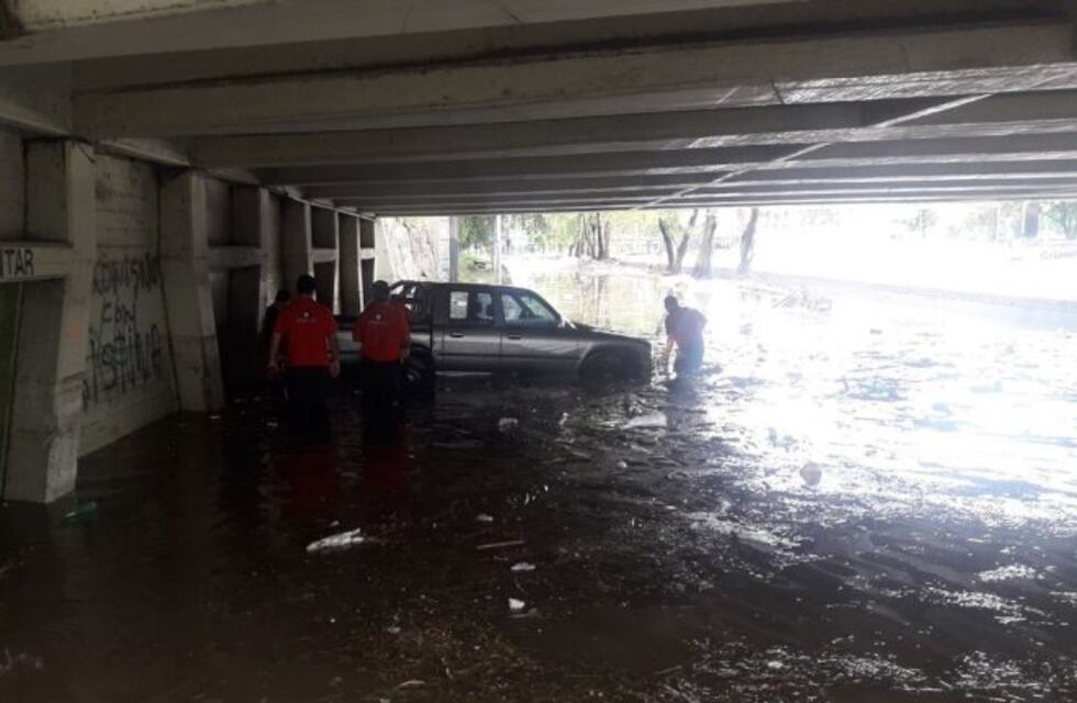 Por la creciente del Suquía, no se puede circular por la Costanera